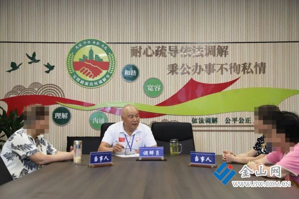 商清國接待群眾咨詢 張馳川 攝