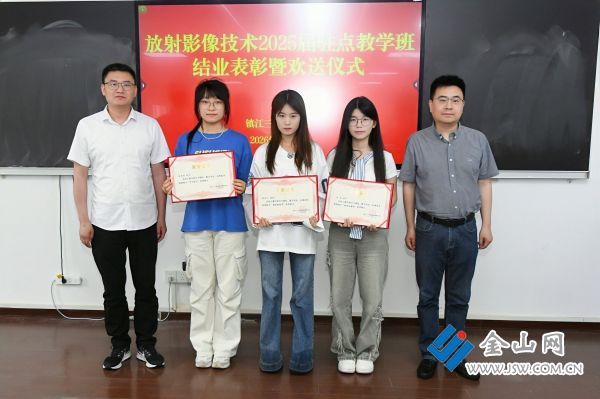 為優(yōu)秀學生代表頒獎