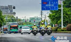 專車鐵騎全程護航 保障學(xué)子從容赴考