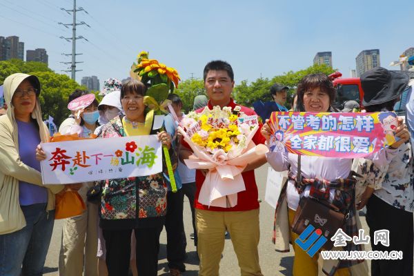 考場(chǎng)之外的等候。 黃帥 攝