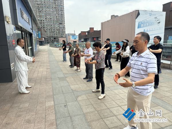 家门口学养生八段锦赋能健康生活(图2)