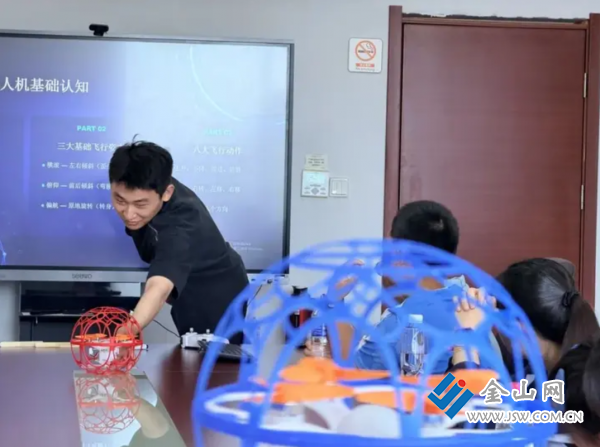 镇江交通产业集团·镇江市低空产业融合基地青少年无人机暑期集训班正式开班(图1)