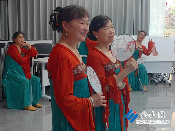 舞韵国风展风采银龄起舞绽芳华(图2)