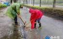 冒雨疏通排水口