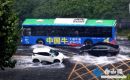 台风“白海豚”来袭 镇江遭遇大雨天气 市民冒雨出行