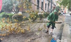 网格员冒雨巡查
