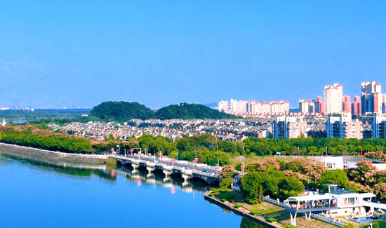 江苏镇江：秋染滨水路 江景醉游人