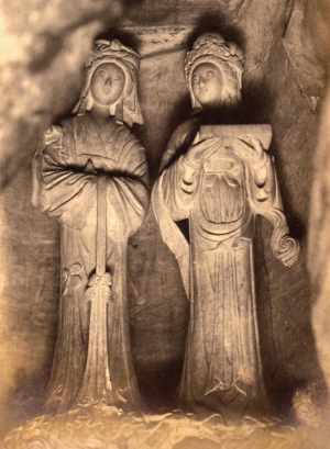 金山白龙洞白娘娘与小青青塑像 (1929年) 照片由金存启先生提供